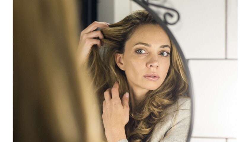 Image d'une femme qui se mire | Photo : Shutterstock