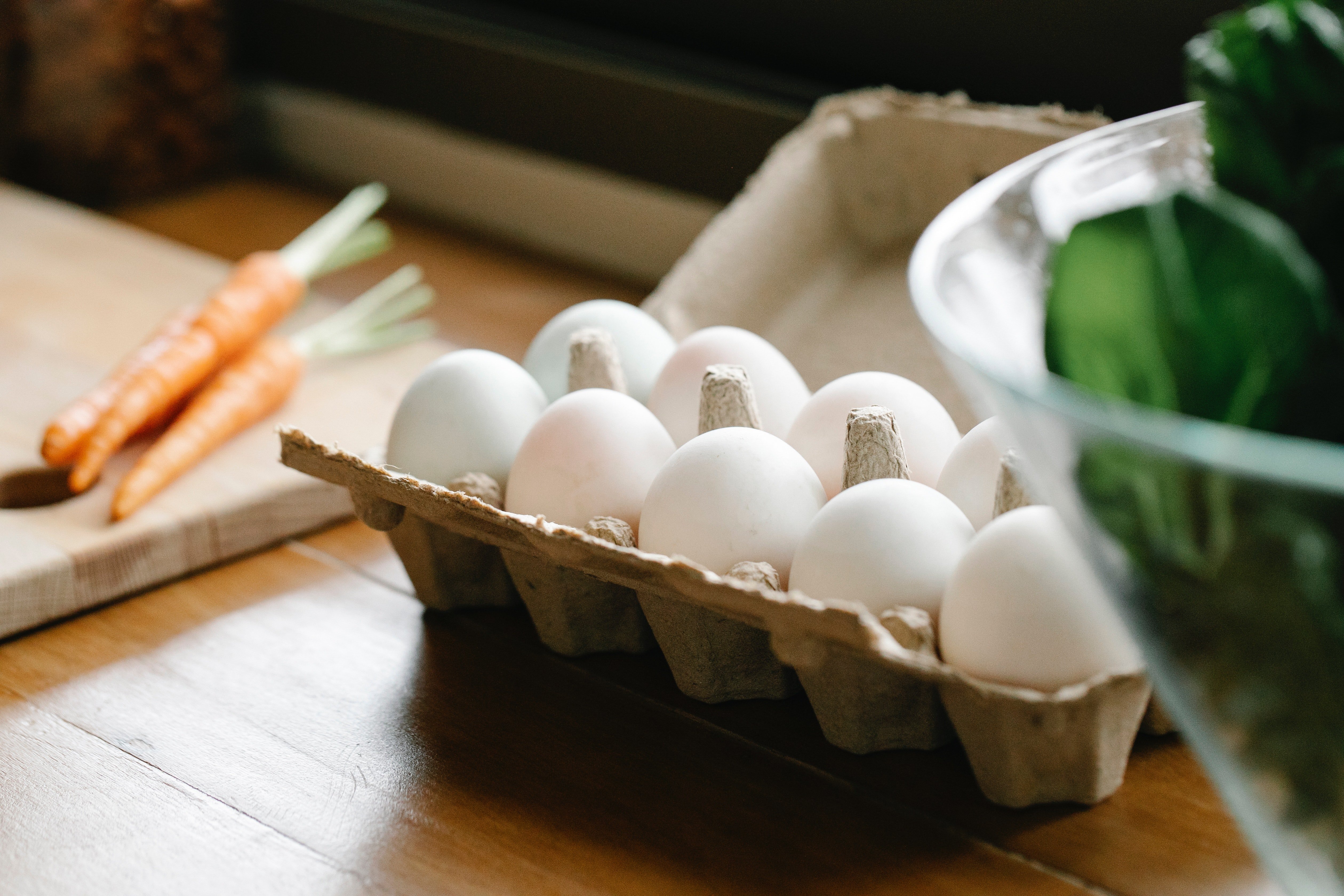 Eier in Schachtel auf Küchentisch gelegt | Quelle: Pexels