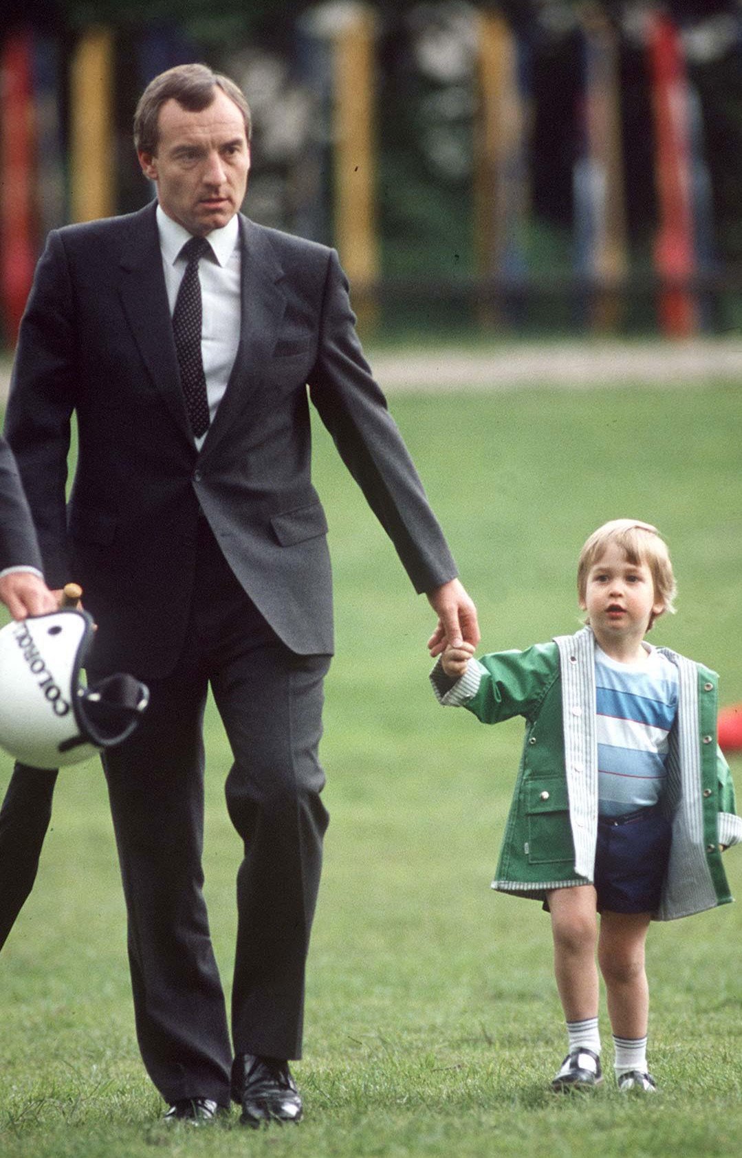  Prince William at almost 3 years old with his police bodyguard Barry Mannakee. | Source: Getty Images