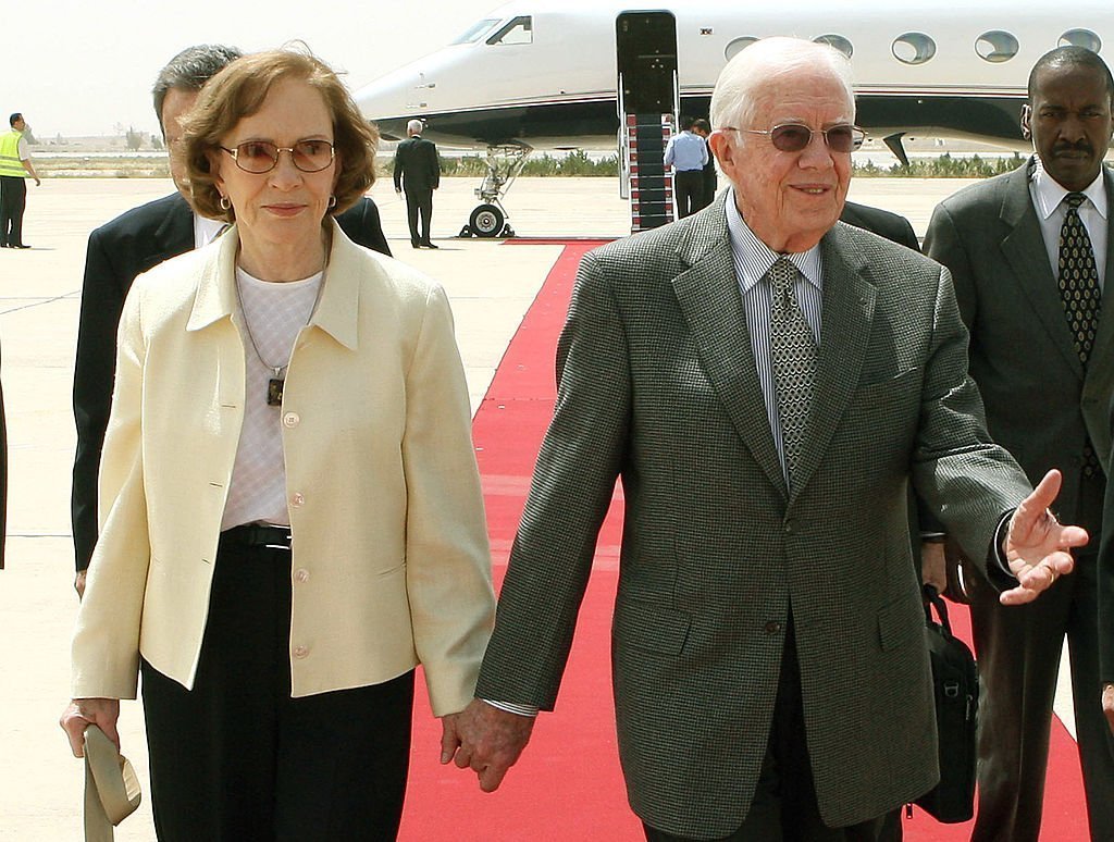 L'ancien président américain Jimmy Carter accompagné de son épouse Rosalynn arrive à l'aéroport international Queen Alia le 20 avril 2008 à Amman, en Jordanie. | Photo : Getty Images