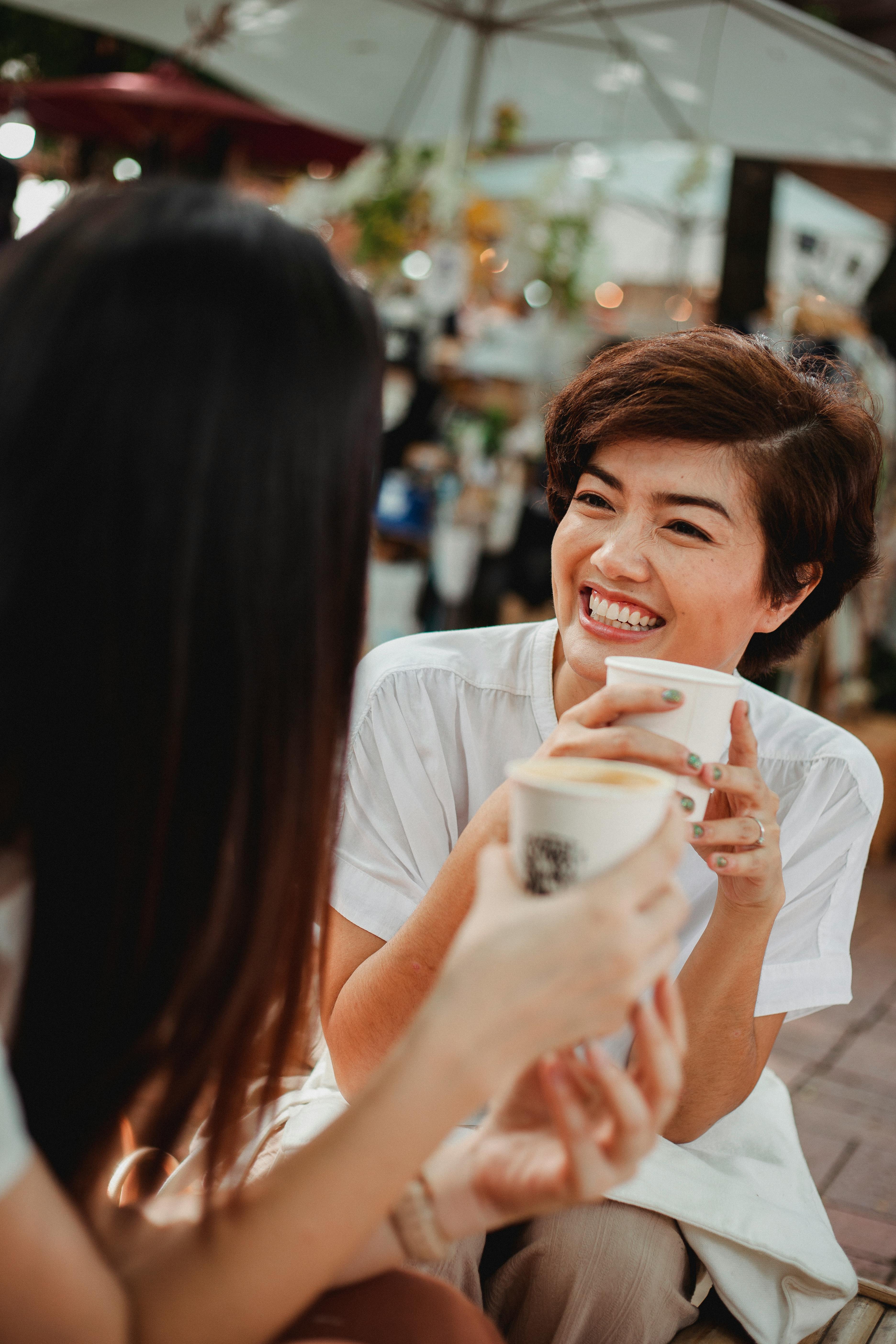 Two women gossiping | Source: Pexels