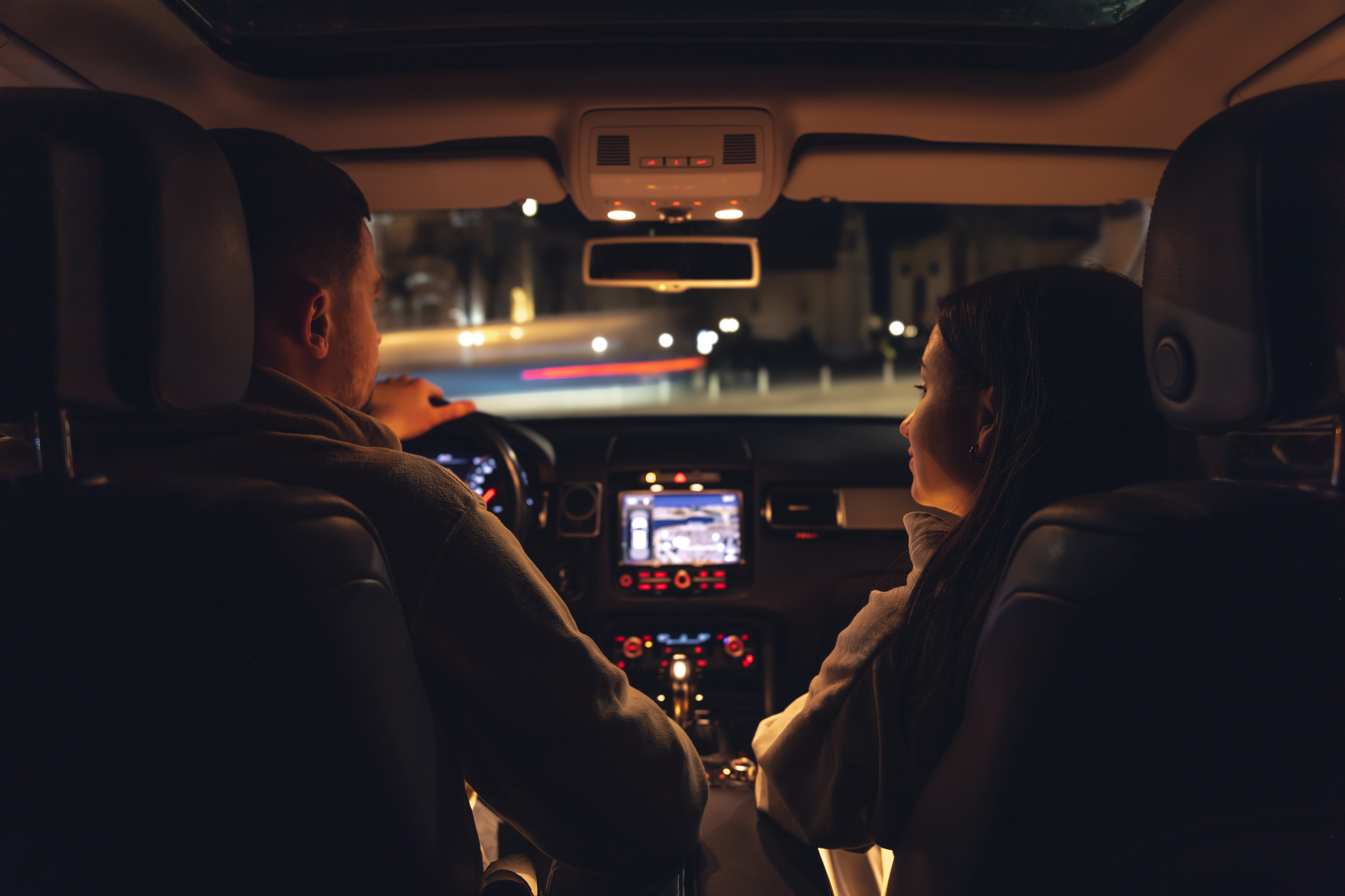 A couple inside a car | Source: Freepik