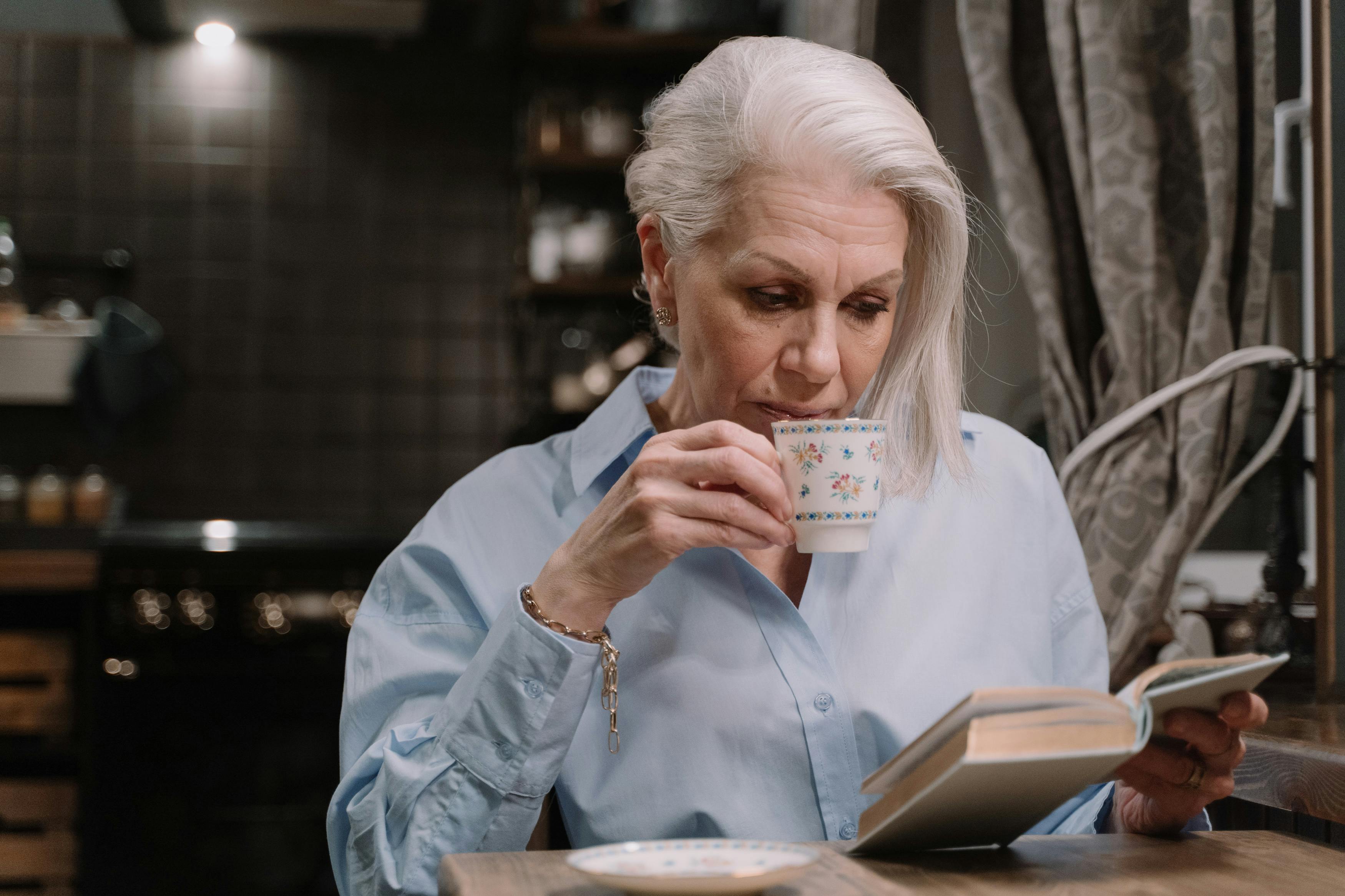 A woman enjoying her own company | Source: Pexels