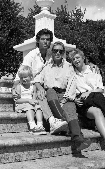 Pierce Brosnan und seine Familie im Tinakilly House, Rathnew, County Wicklow, 1987 | Quelle: Getty Images
