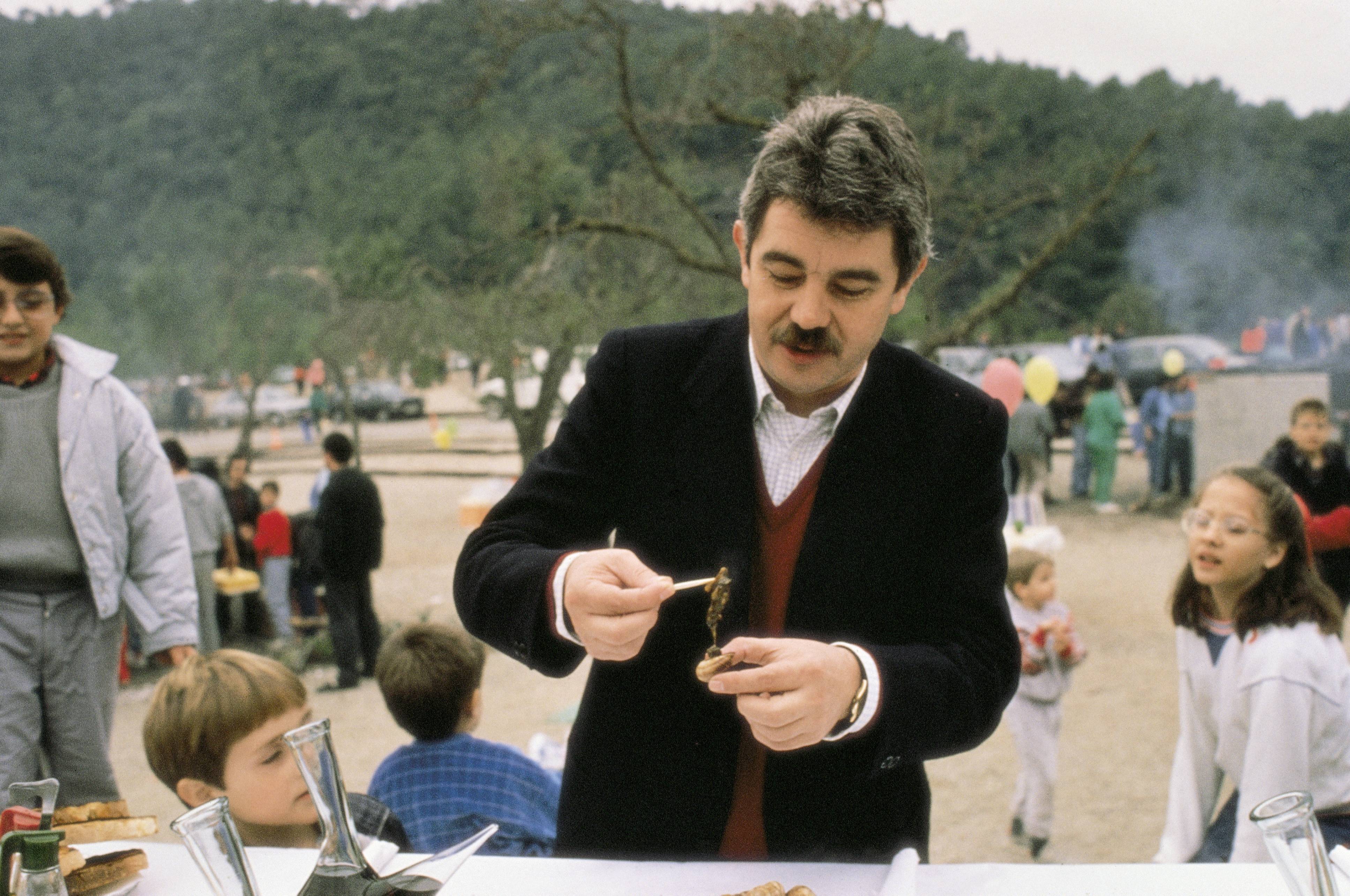 Pasqual Maragall comiendo un pincho en Barcelona, circa 1990. | Foto: Getty Images