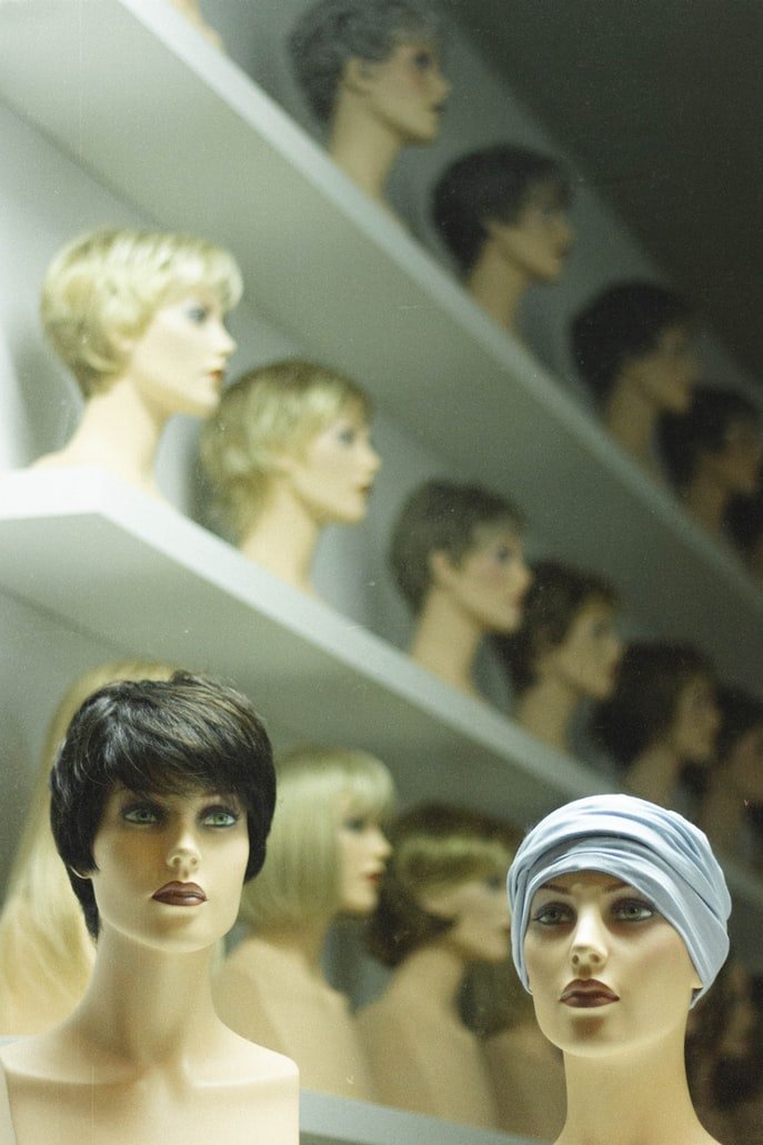 Exibición de diversas pelucas. | Foto: Unsplash