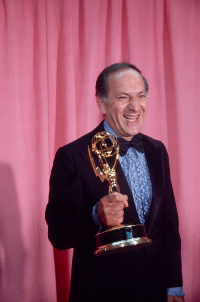 Jack Klugman with his Emmy Award, appearing on the 1973 / 25th Primetime Emmy Awards, Shubert Theatre, May 20, 1973. | Photo: Getty Images