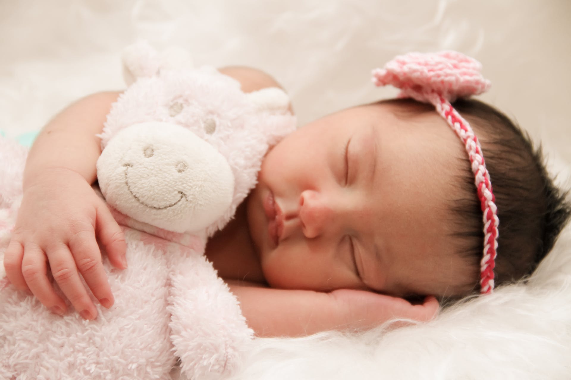 Newborn baby holding a stuffed animal | Source: Pexels