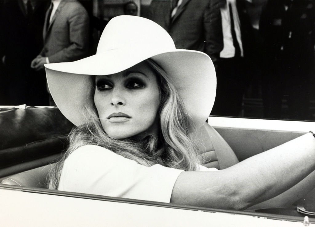 Ursula Andress während der Dreharbeiten am Flughafen Heathrow für 'Perfect Friday', London, 18. September 1969. (Foto von Bentley Archive / Popperfoto) I Quelle: Getty Images