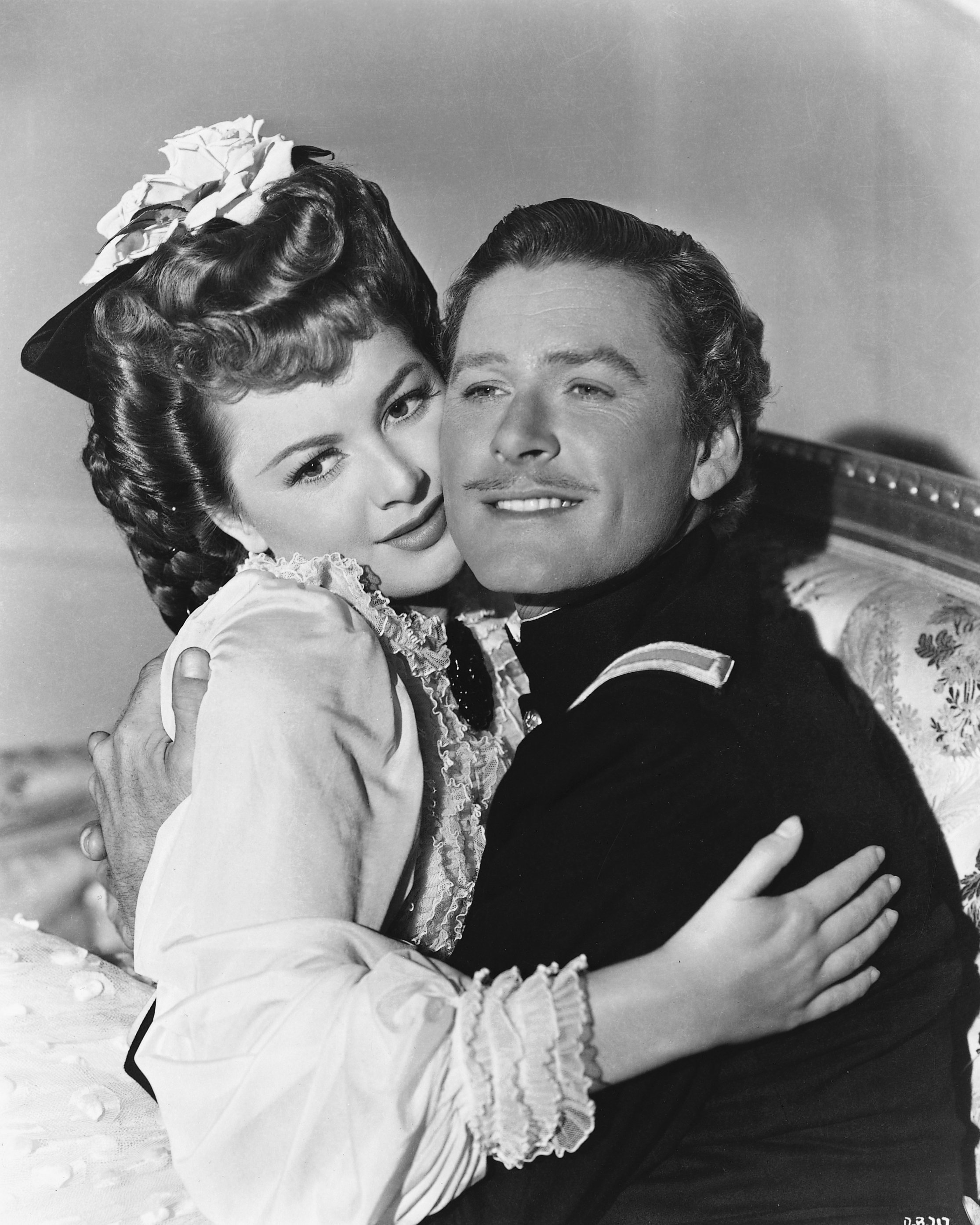 Errol Flynn and Olivia de Havilland in "They Died with Their Boots On," circa 1941. | Source: Silver Screen Collection/Getty Images
