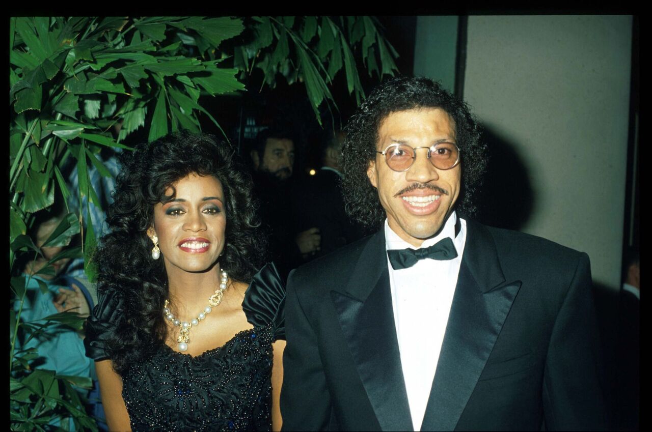 Lionel Ritchie and wife pose at the 7th Annual American Cinema Awards January 27, 1990 at the Beverly Hilton Hotel. | Source: Getty Images
