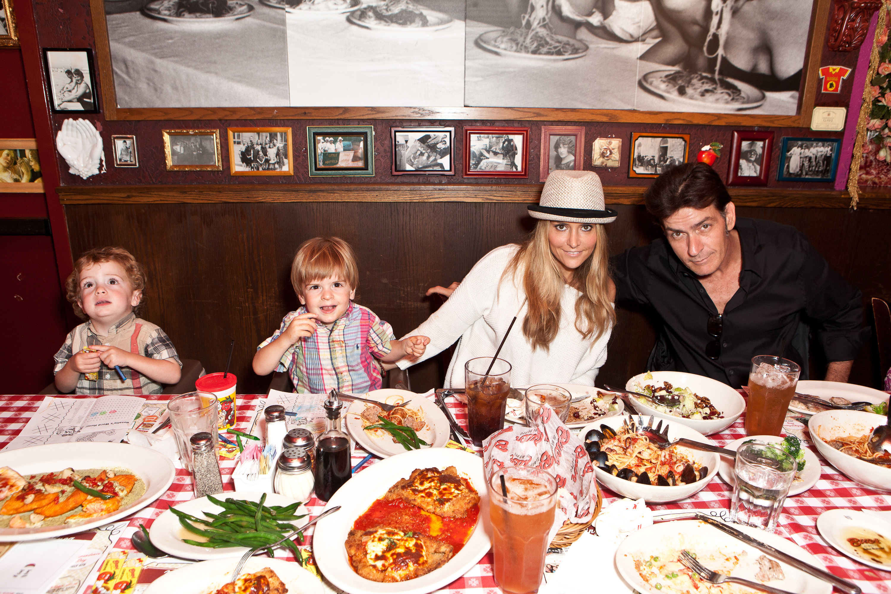 Charlie Sheen, Brooke Mueller, and their sons Max and Bob Sheen celebrate Charlie's birthday at Buca di Beppo on September 3, 2011, in Encino, California | Source: Getty Images