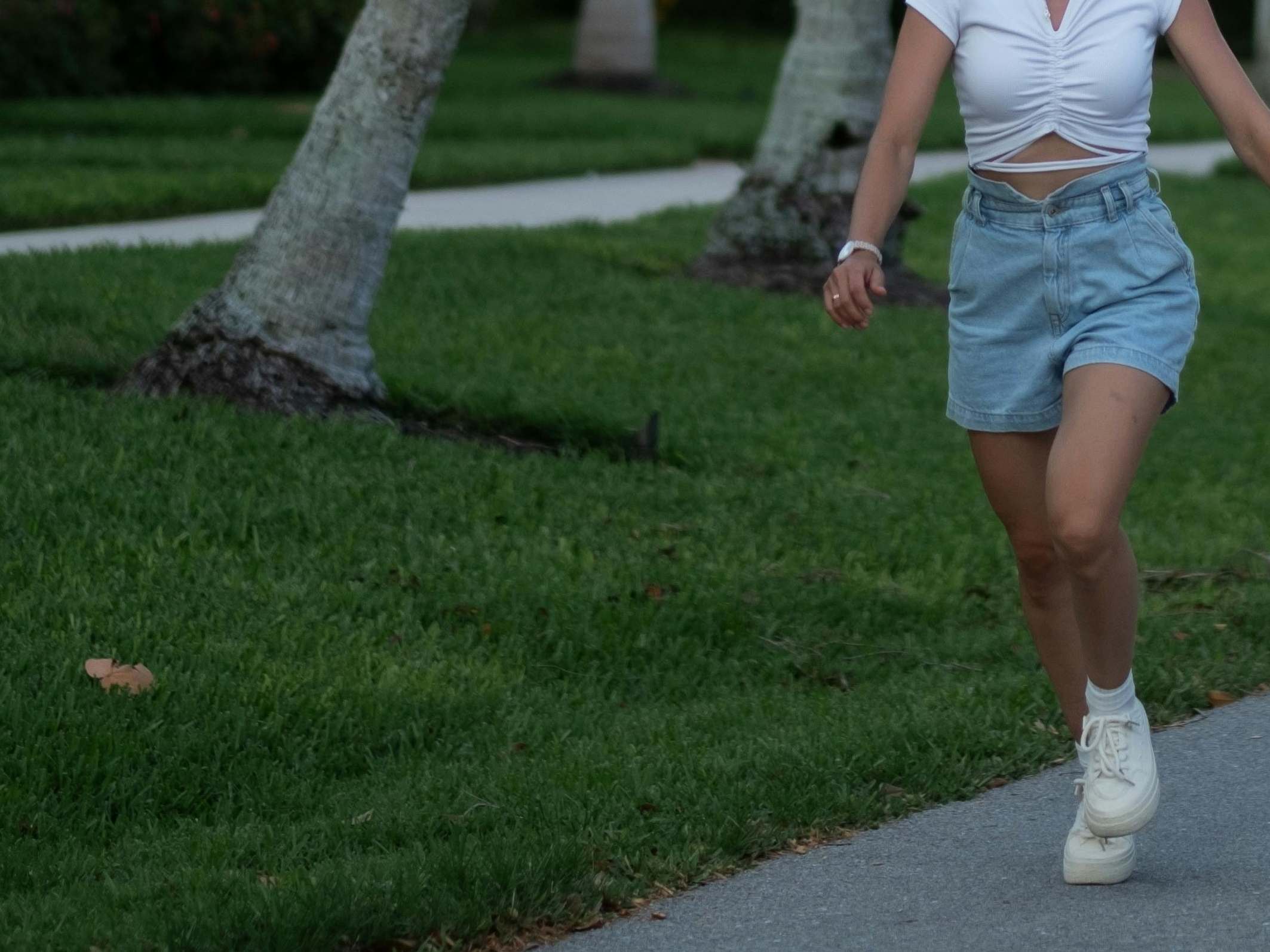 A woman running down a driveway | Source: Pexels