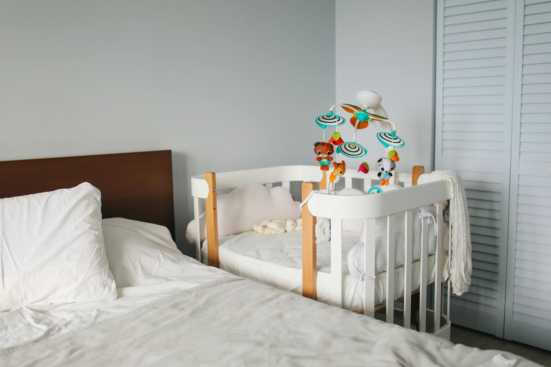 Crib placed next to bed | Source: Pexels
