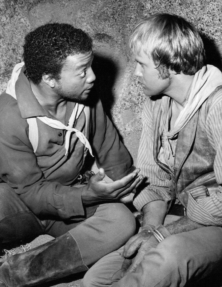 Paul Winfield and Mark Slade in "High Chaparral" in 1969 | Source: Wikimedia Commons, Public Domain