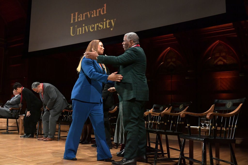 Queen Latifah accepting her W. e. B. Du Bois Medal at Harvard University. | Photo: Getty Images