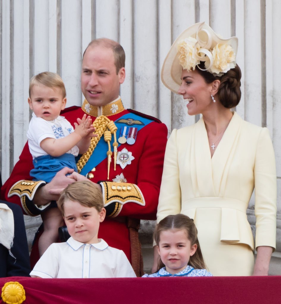 Prince Louis, Prince George, Prince William, Duke of Cambridge, Princess Charlotte and Catherine, Duchess of Cambridge appear on the balcony during Trooping The Colour, the Queen's annual birthday parade. | Photo: Getty Images