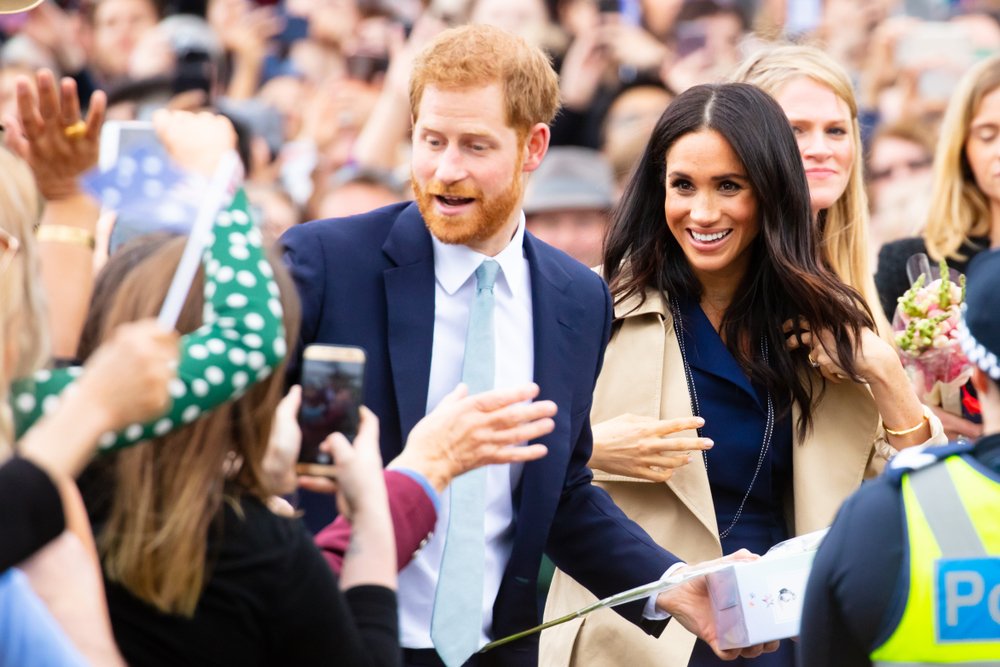 Meghan Markle saluda a los fanáticos en la Casa de Gobierno en Melbourne, Australia | Fuente: Shutterstock