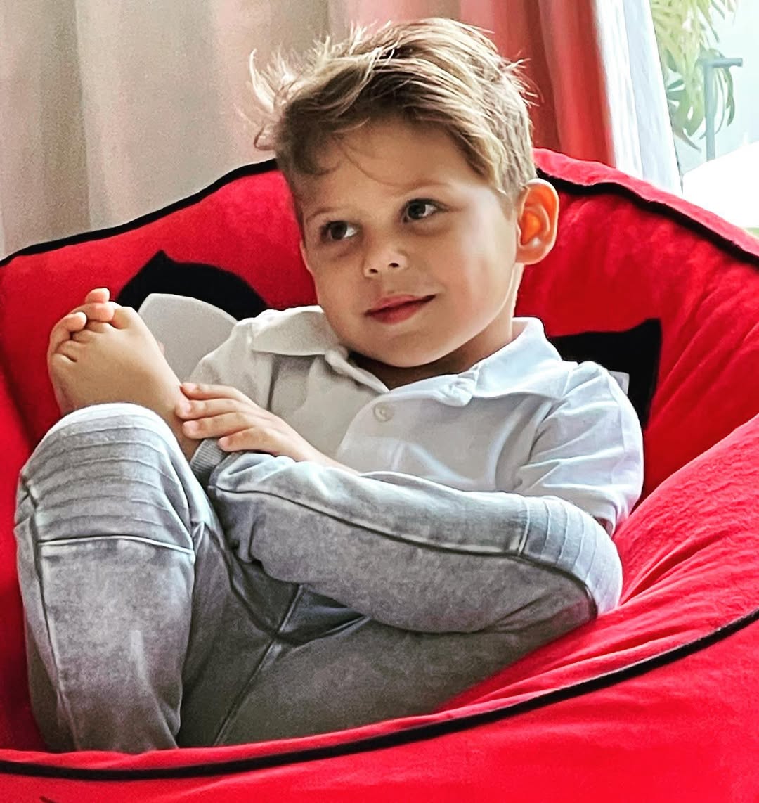 Nicholas Iglesias sitting in a bean bag chair, from a post celebrating his fourth birthday dated December 16, 2021 | Source: Instagram/annakournikova