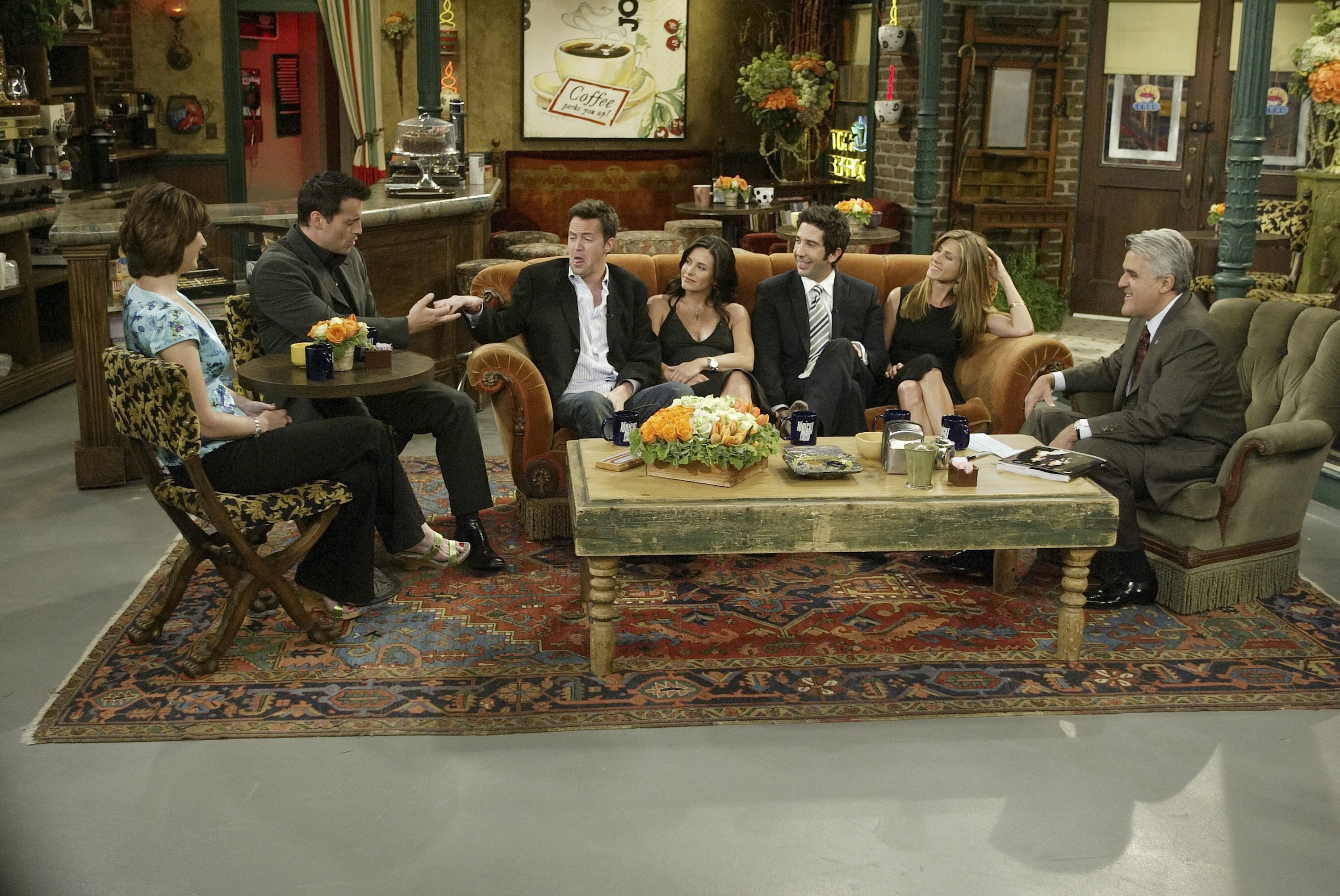 Elenco de Friends: Lisa Kudrow, Matt LeBlanc, Matthew Perry, Courteney Cox, David Schwimmer, Jennifer Aniston durante una entrevista con el anfitrión Jay Leno el 6 de mayo de 2004. | Foto: Getty Images Elenco de Friends: Lisa Kudrow, Matt LeBlanc, Matthew Perry, Courteney Cox, David Schwimmer, Jennifer Aniston durante una entrevista con el anfitrión Jay Leno el 6 de mayo de 2004. | Foto: Getty Images