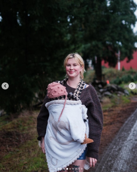 Ireland Baldwin and her daughter taking a stroll in a post dated May 12, 2024 | Source: Instagram/irelandirelandireland