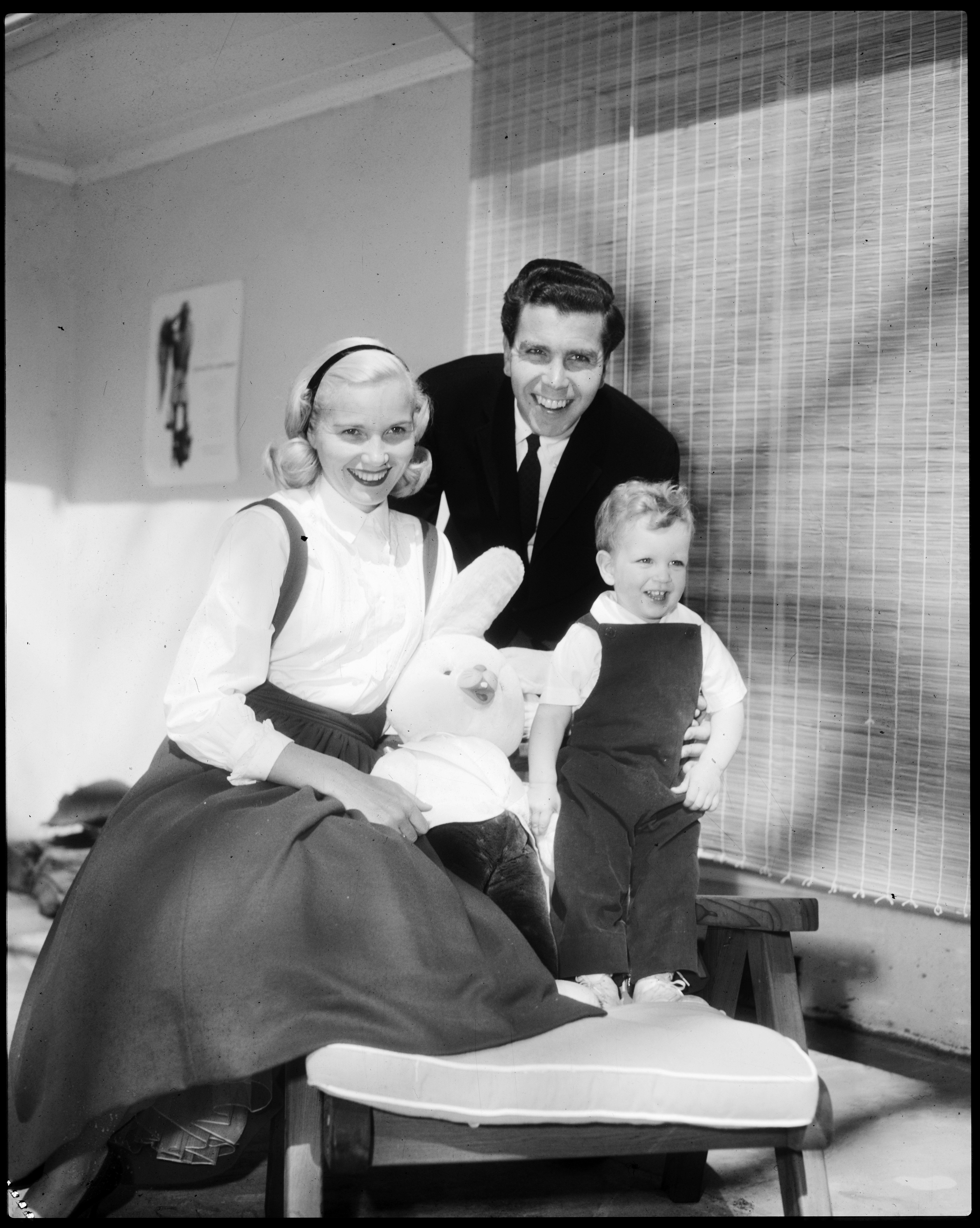 Eva Marie Saint, Jeffrey and Darrell Hayden posing for a family picture in 1957 | Source: Getty Images