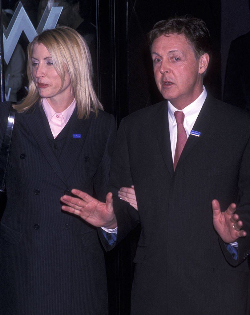 Paul McCartney y su esposa Heather Mills asisten a la Gala de Adopt A Minefield Benefit en honor a Paul McCartney el 20 de abril de 2001. | Foto: Getty Images