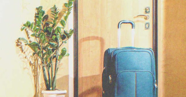 Ein Gepäck vor der Tür. | Quelle: Shutterstock