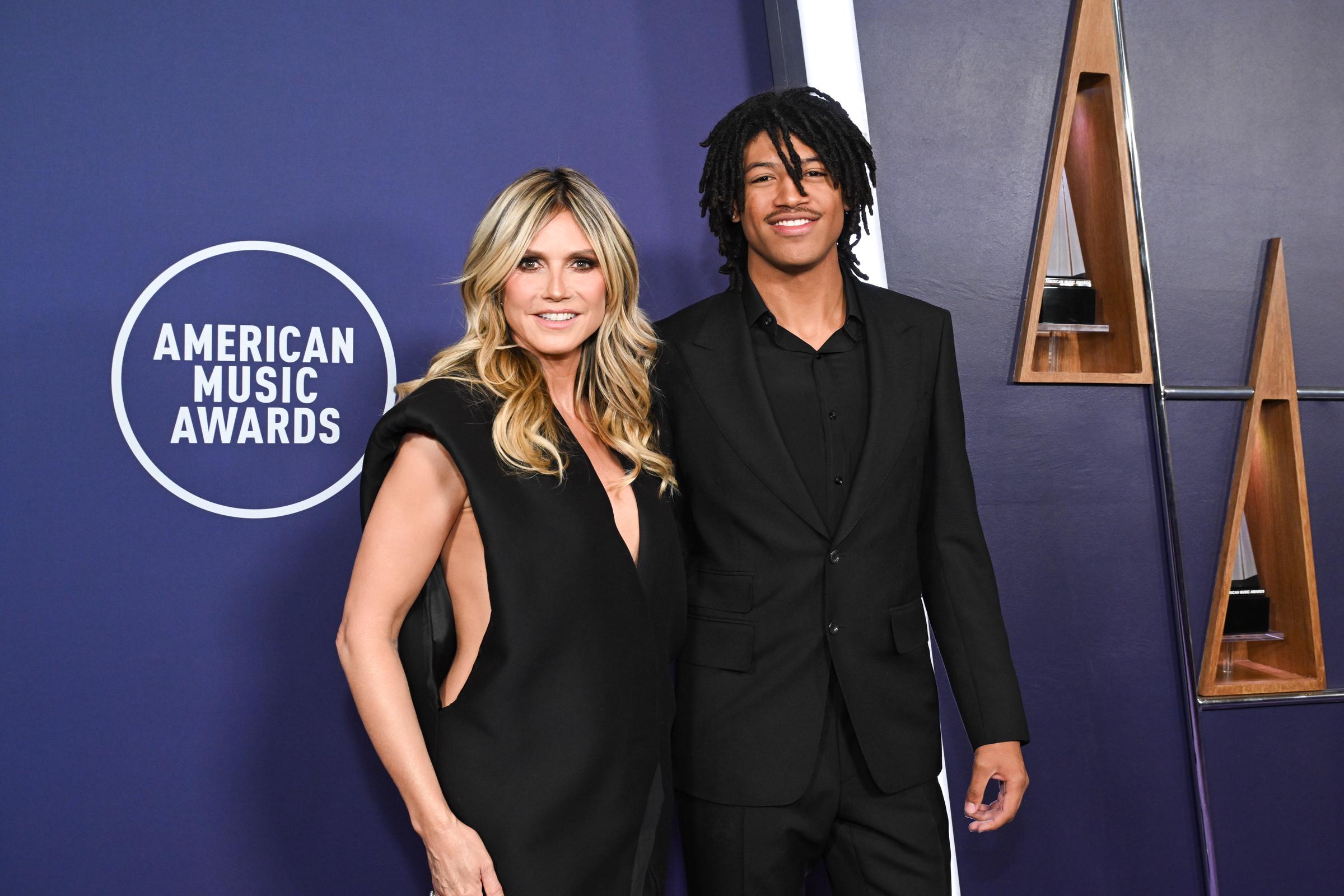 Heidi Klum poses with her 19-year-old son, Henry Samuel, on the 2025 AMAs purple carpet. Both dressed in black, the mother-son duo made a coordinated and eye-catching entrance.