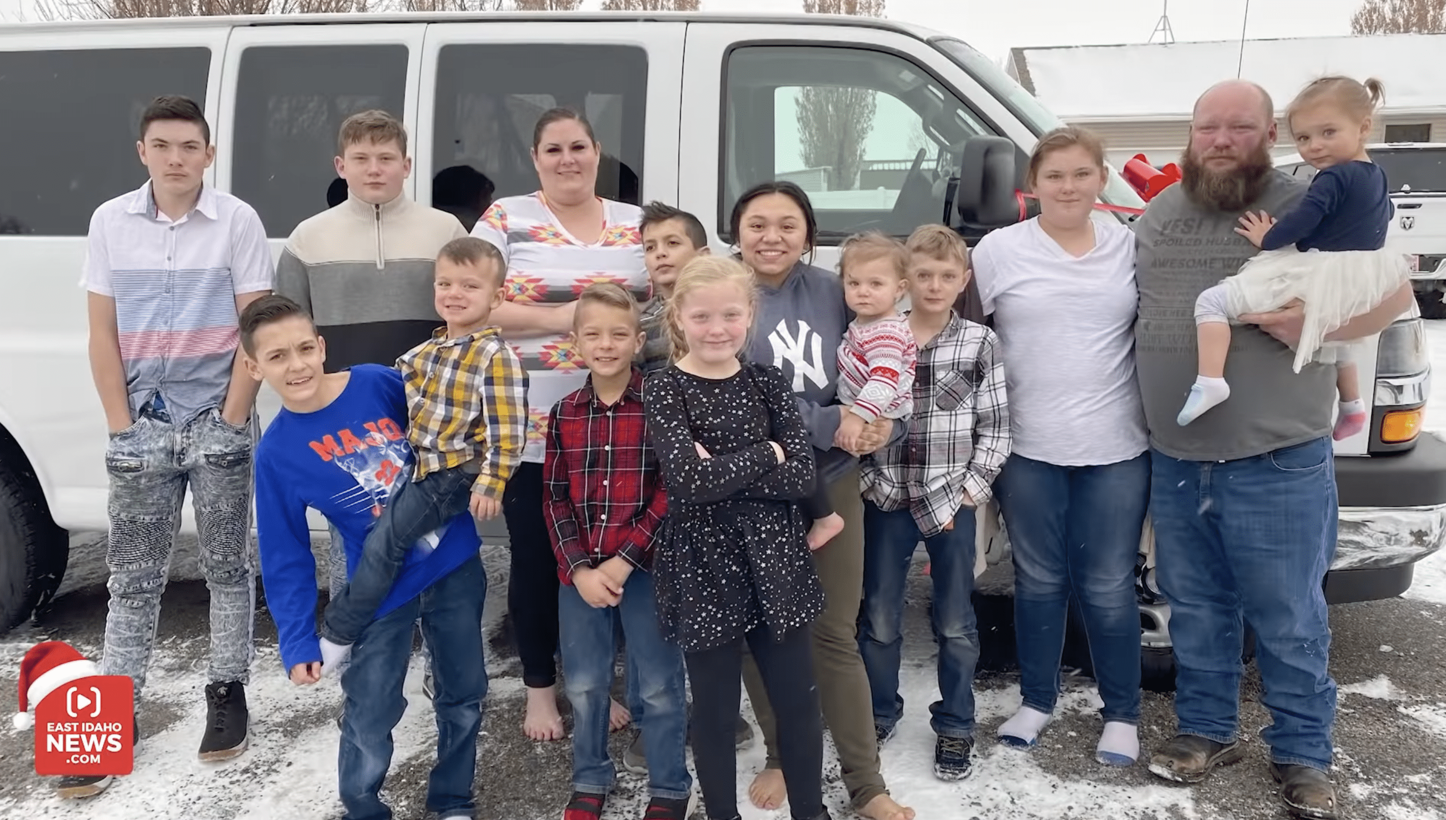 Ben and Misty Ashley with their 12 children. | Photo: YouTube.com/East Idaho News
