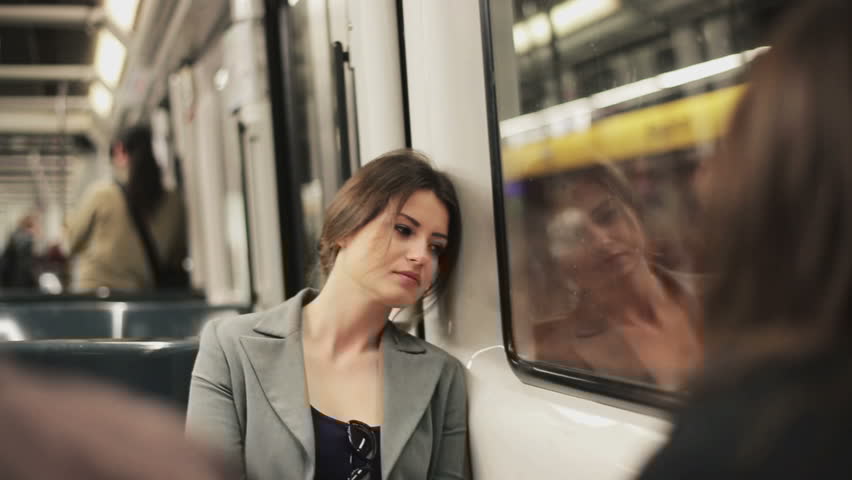 Mujer sentada en asiento del metro. | Imagen: Shutterstock Mujer sentada en asiento del metro. | Imagen: Shutterstock