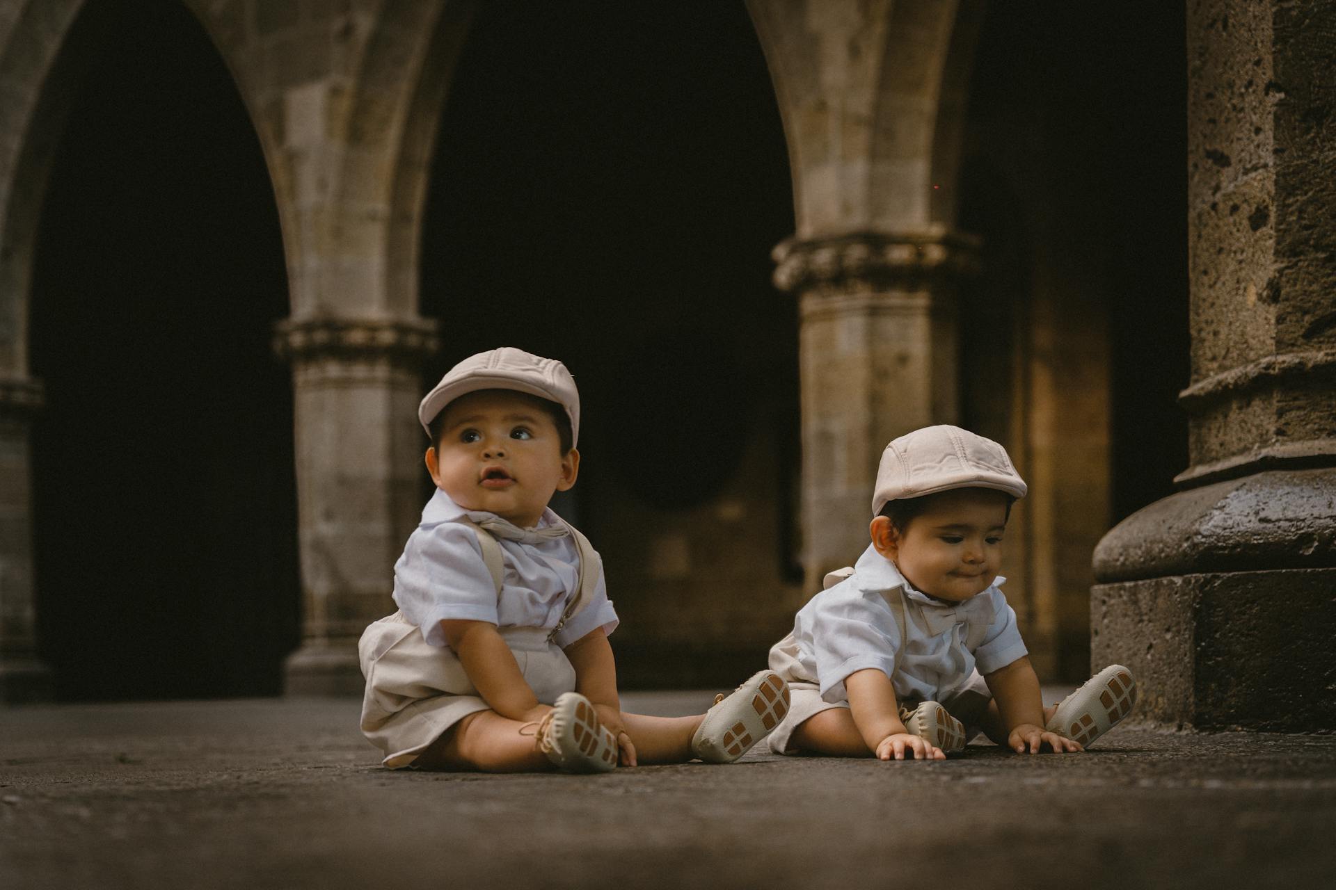 Twin boys sitting together | Source: Pexels