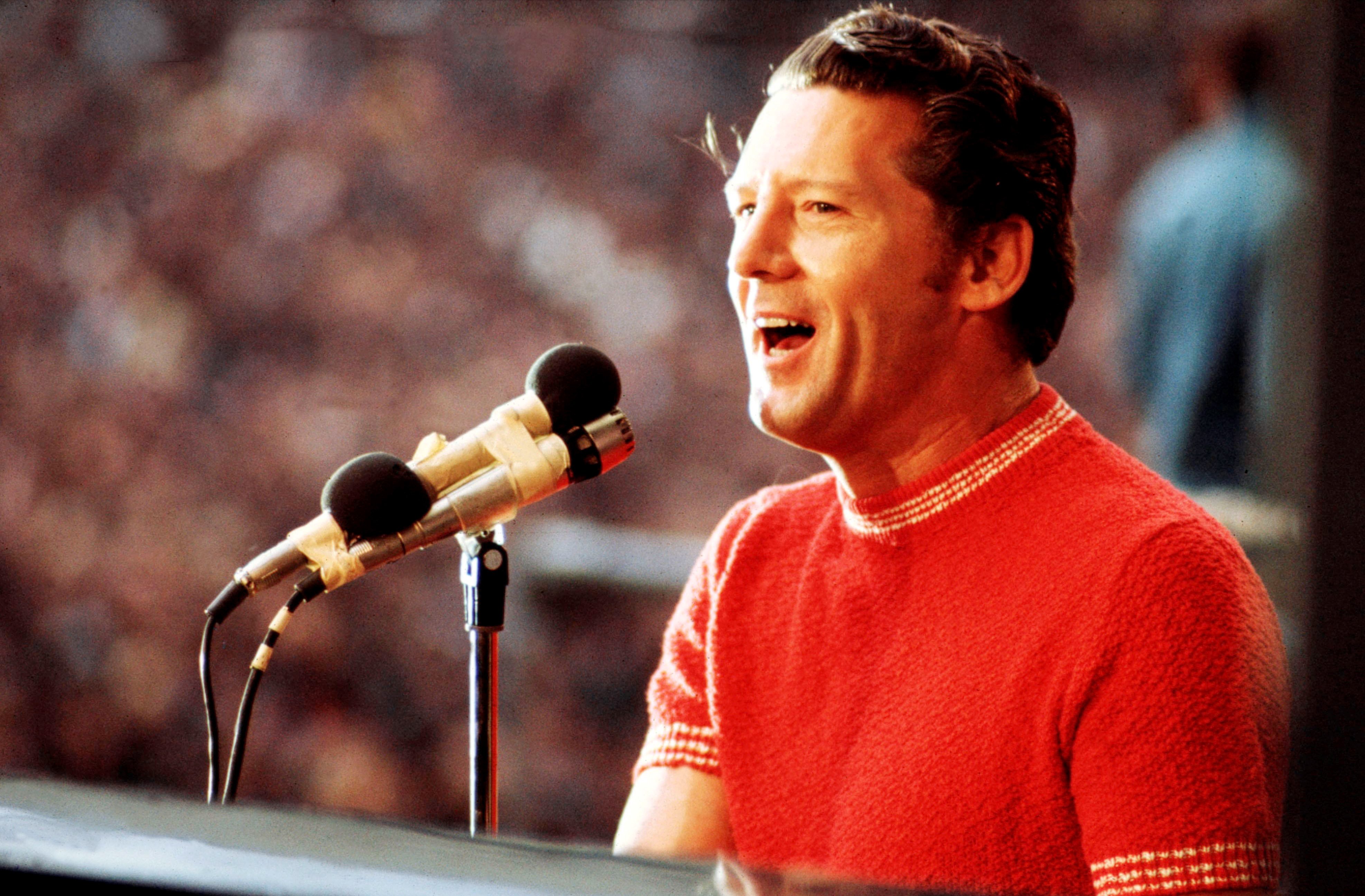 Jerry Lee Lewis performs at the London Rock'n'Roll Show, Wembley, London on August 5, 1972 | Source: Getty Images