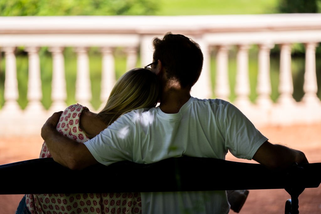 Un couple sur un banc. | Photo : Getty Images