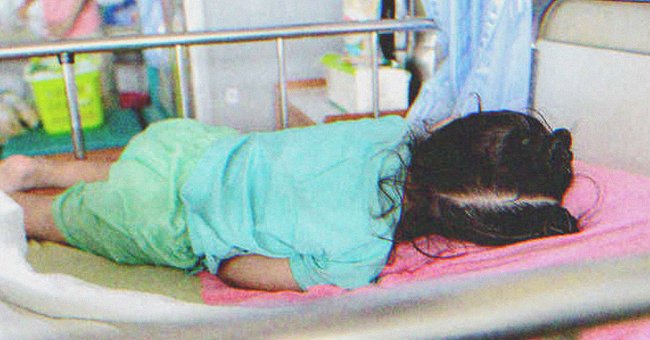 A little girl lying on a hospital bed | Source: Shutterstock