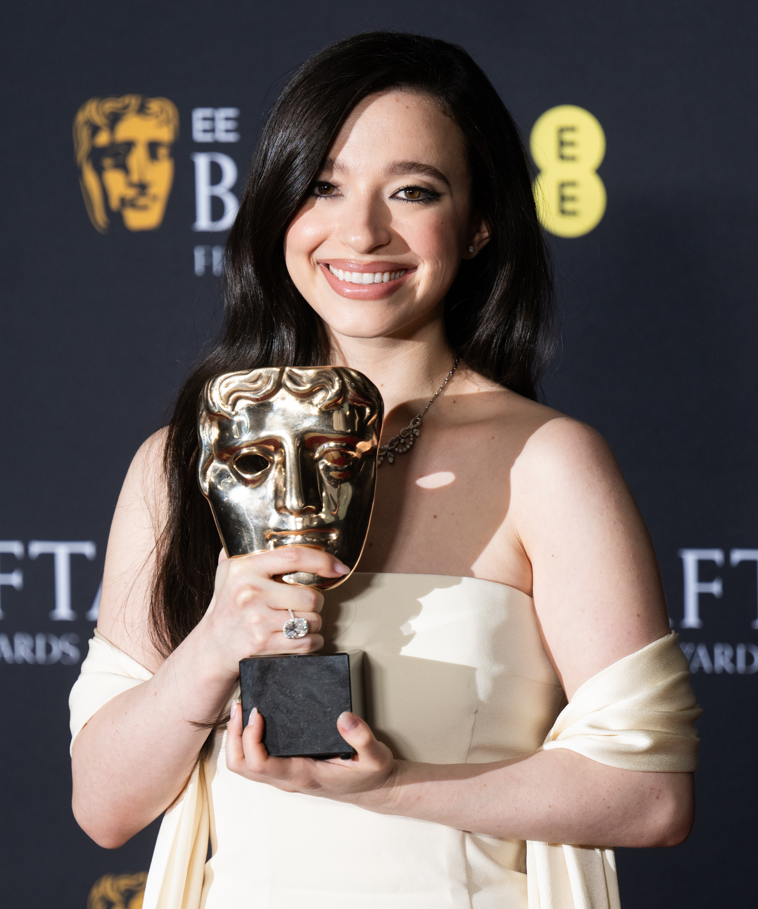 Mikey Madison poses with her Leading Actress Award for "Anora" in the winners room on February 16, 2025 | Source: Getty Images