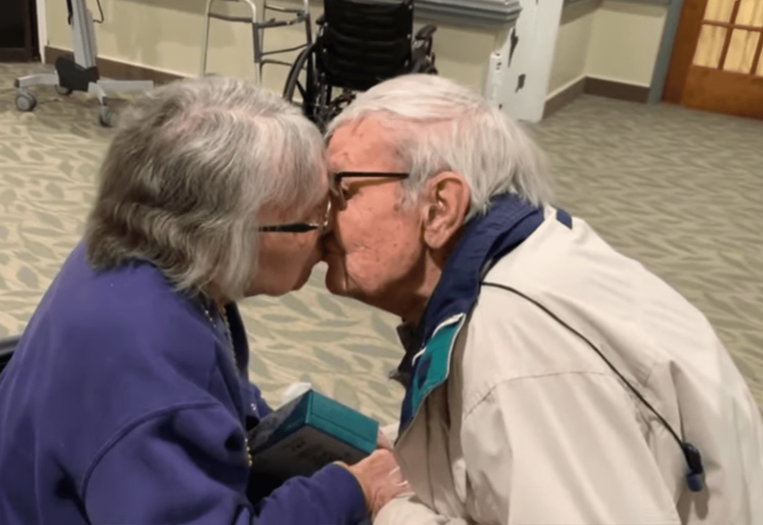 Jean and Walter Willard kissing after reuniting with each other. | Source: Youtube.com/CBS News