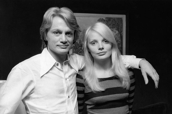 Claude François et sa femme Isabelle Forêt chez eux à Paris en juin 1972. | Photo : Getty Images.