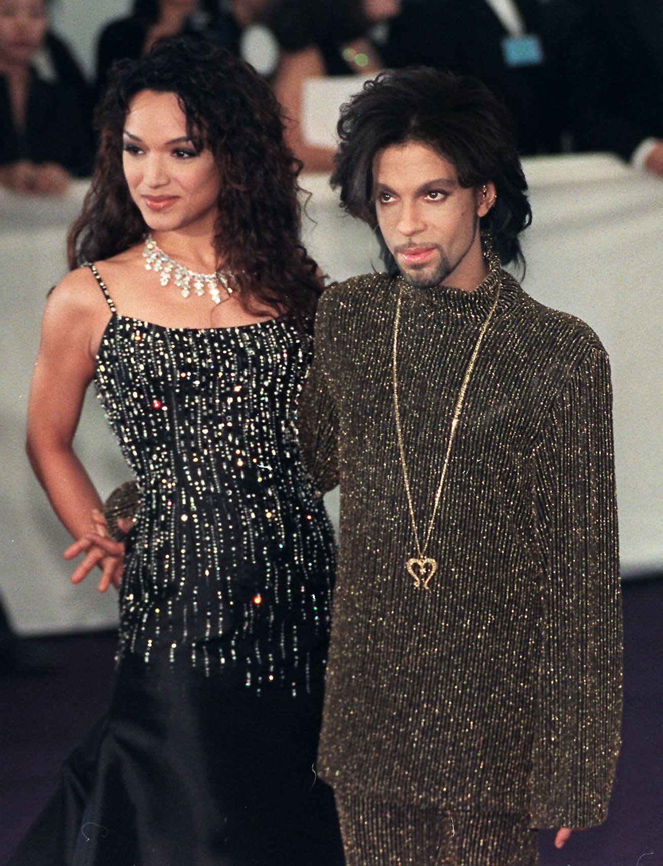 Prince y Mayte Garcia durante el evento de moda benéfico "Diamonds are forever" de De Beer y Versace el 09 de junio de 1999. | Foto: Getty Images