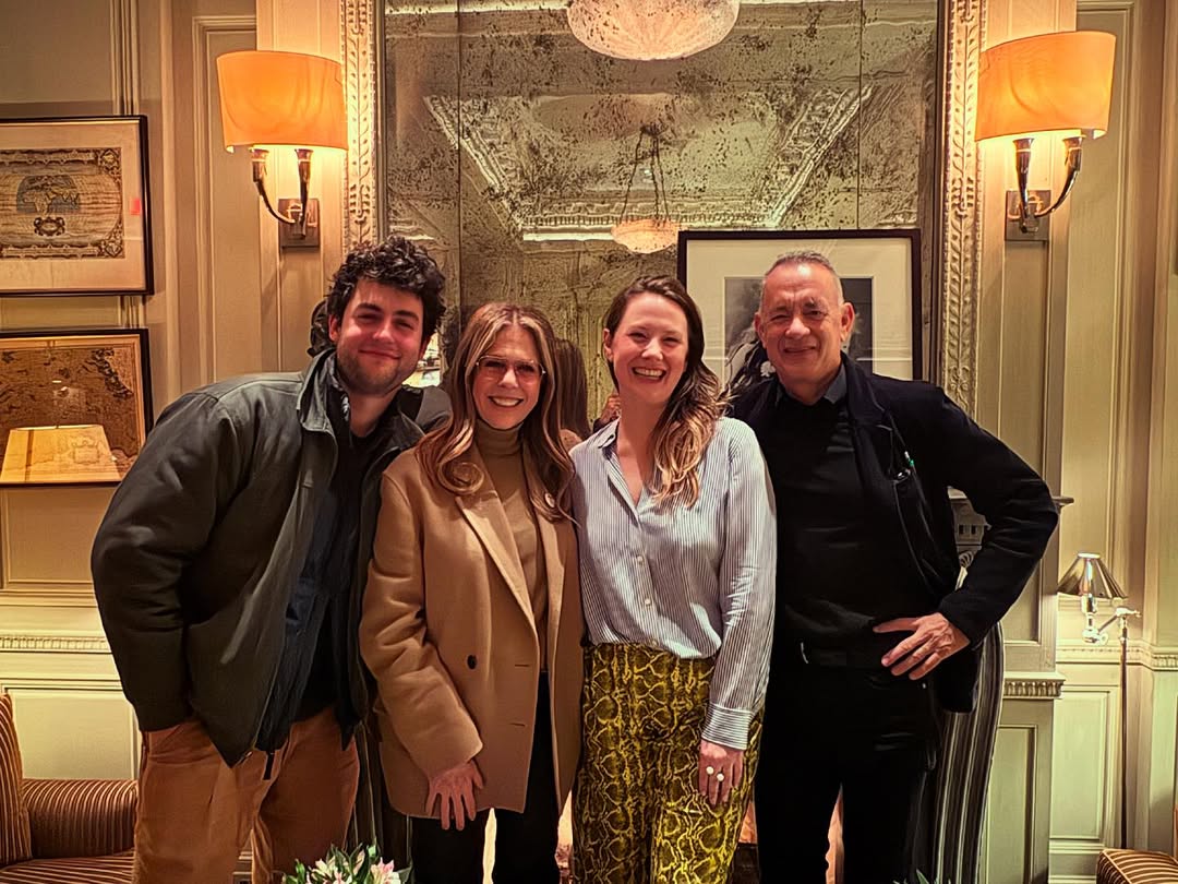 Truman, Rita Wilson, Elizabeth, and Tom Hanks pose for a group photo, dated May April 2025 | Source: YouTube/AccessHollywood