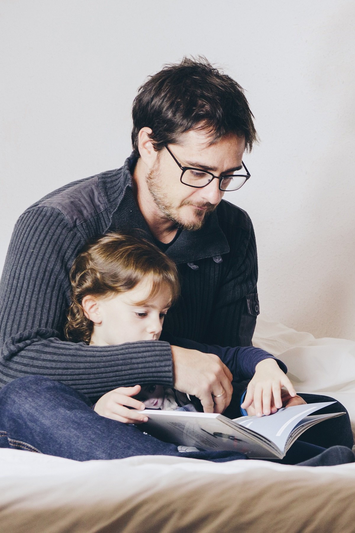Papá e hijo leyendo un cuento. | Foto: Freepik