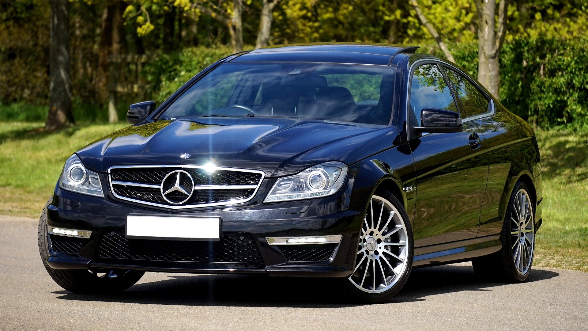 A luxurious Mercedes-Benz sedan. | Source: Pixabay. 