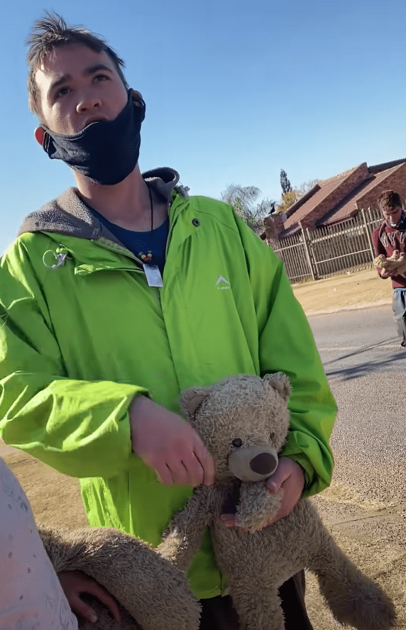 Youngster tries to sell an old teddy bear on the side of the road | Photo: youtube.com/BI Phakathi