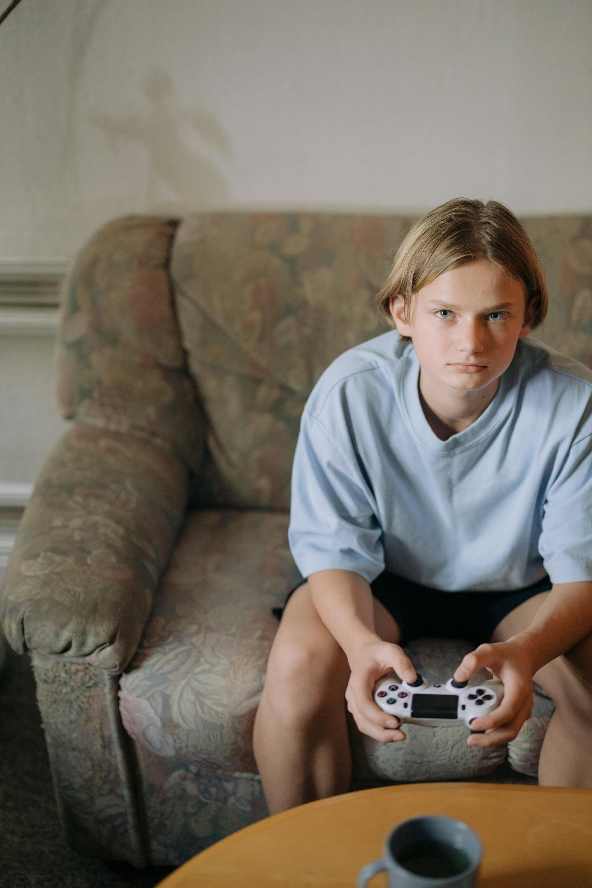 A boy playing video games | Source: Pexels