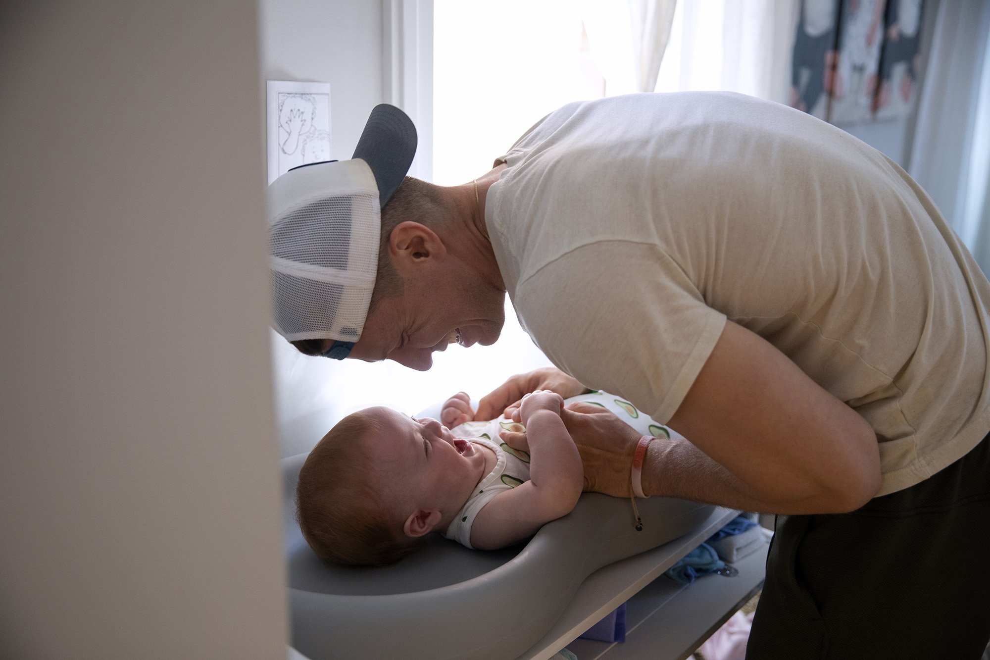 Vater Charlie Whitmer wechselt die Windel seines Sohnes. | Quelle: Getty Images