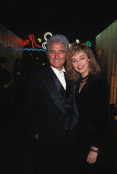 Jean-Loup Dabadie et Julie Arnold à Paris en mars 1990, France. | Photo : Getty Images
