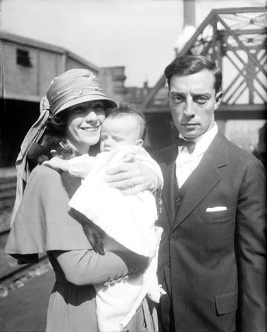 Buster Keaton, his first wife Natalie Talmadge, and their son Bob in 1922. I Image: Wikimedia Commons.