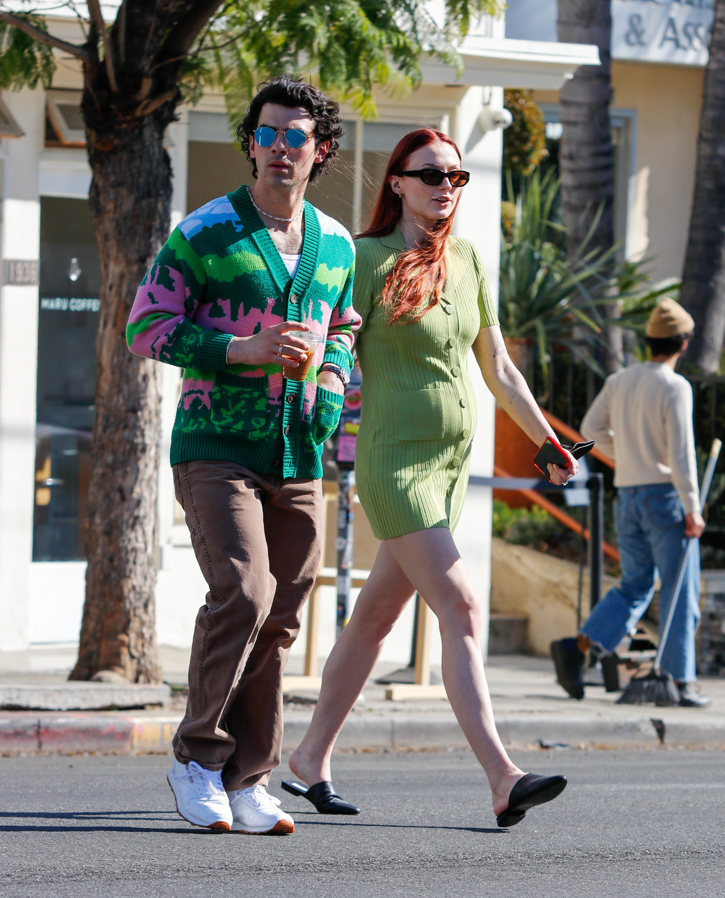 Joe Jonas and Sophie Turner cross the street in Los Angeles on February 16, 2022 | Source: Getty Images