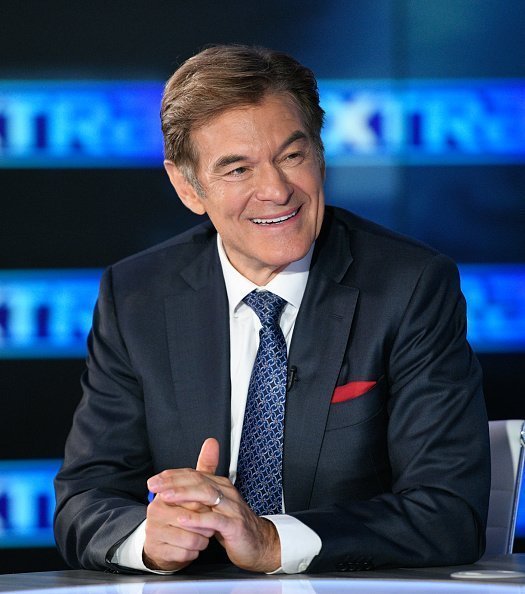 Dr. Mehmet Oz visits "Extra" at Burbank Studios in Burbank, California | Photo: Getty Images