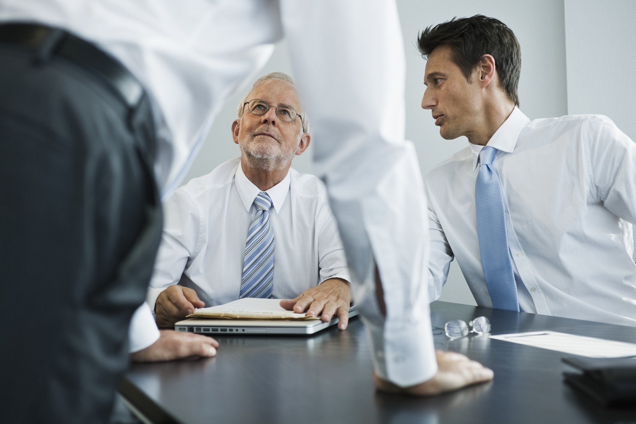 Männer diskutieren in einer Besprechung. I Quelle: Getty Images